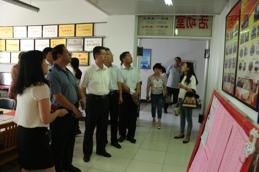 辅导员杨亚珺汇报我院服务型党组织建设工作